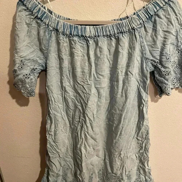 D &Kade crinkled off the shoulder denim blouse size Small - Picture 2 of 5